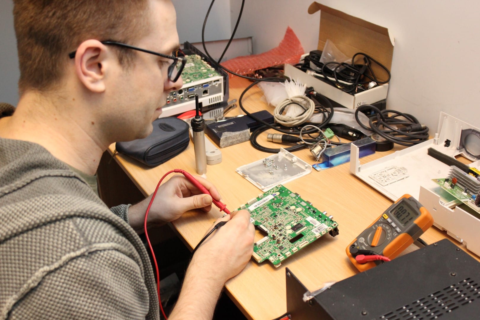 Features of a Digital Multimeter Testing continuity with a digital multimeter