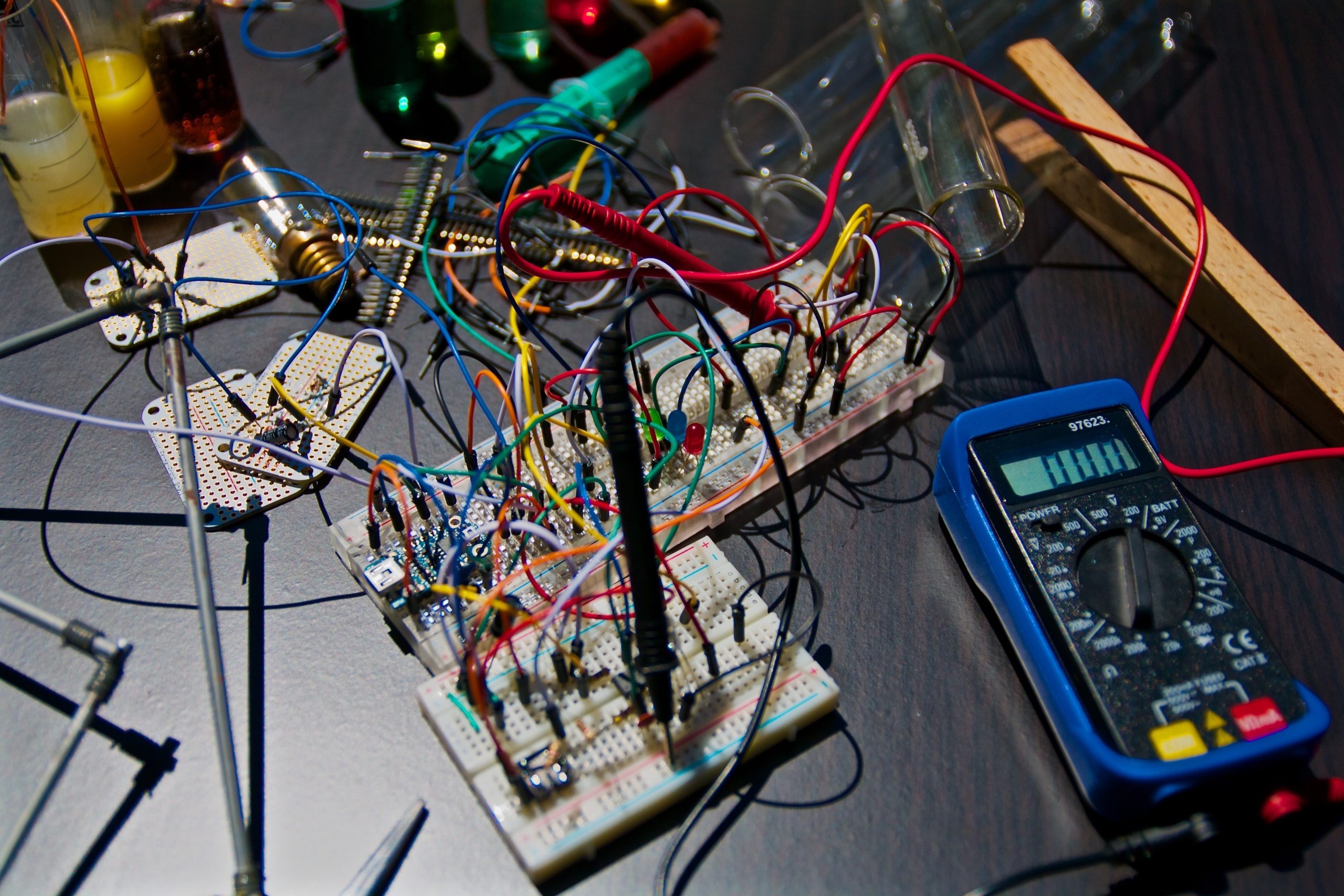 How to test a wire for power with a digital multimeter? How to test a wire for power with a digital multimeter?